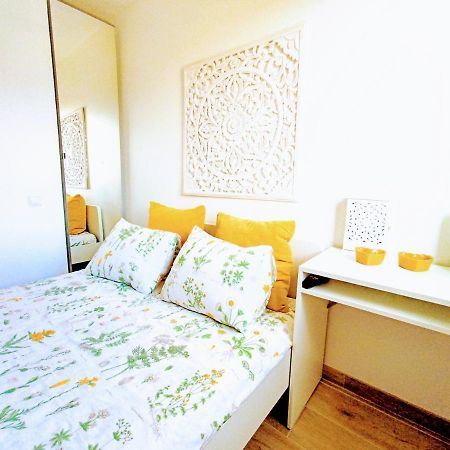 Private Room In Renovated Apartment - Tram 1 Min Walk Nice Exterior photo