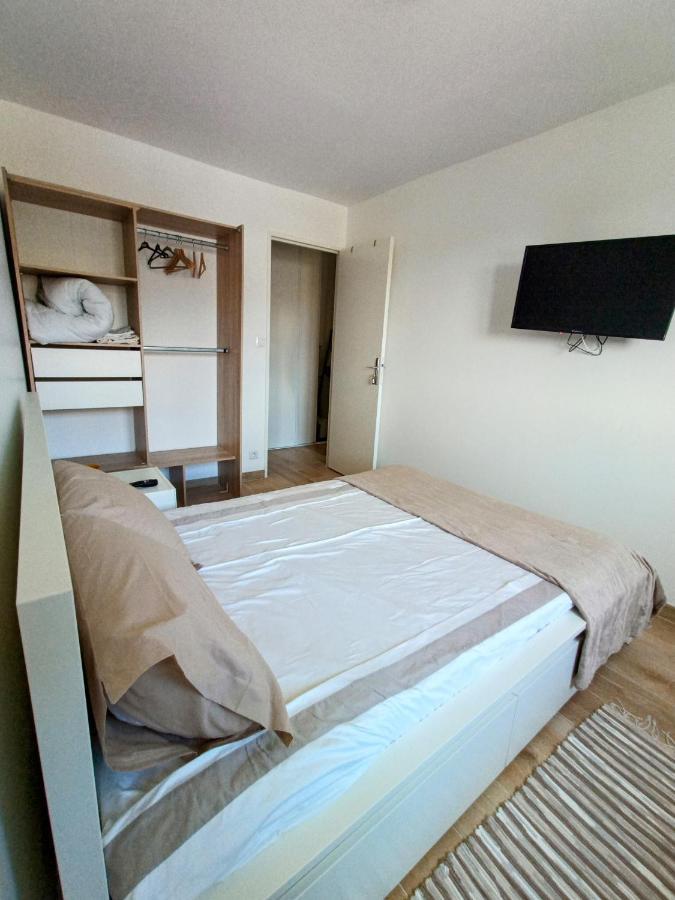 Private Room In Renovated Apartment - Tram 1 Min Walk Nice Exterior photo