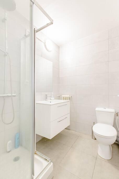 Private Room In Renovated Apartment - Tram 1 Min Walk Nice Exterior photo